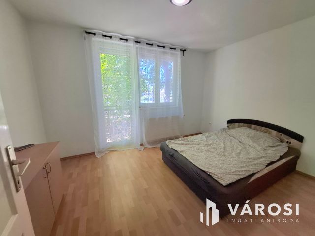 Két szobás lakás a Teve utcában, bevásárló központ mellett!