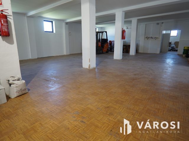 Murakeresztúron jó állapotú telephely eladó!