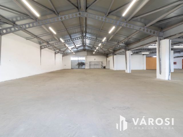 800 m2-es raktár irodablokkal M0 lehajtótól 3 km-re
